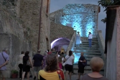 COLOBRARO, SOGNO DI UNA NOTTE A QUEL PAESE - Fino a qualche lustro fa, il piccolo paese posto su una collina a 33 chilometri dall’Heraclea Hotel Residence,  a causa di ingiuste quanto poco attendibili leggende popolari ha subito la fama di paese della “iella”, tanto da essere indicato con la perifrasi “Quel Paese” in sostituzione del suo nome:  Colobraro . Nell’ultimo decennio, grazie all’evento “Sogno di Una Notte a Quel Paese”, la cittadina ha saputo riscattarsi offrendo al pubblico uno spettacolo che ironizza amabilmente sulla ingiusta fama mettendo così in evidenza il tema della magia intesa come forza della bellezza del paesaggio, della storia e dell’accoglienza dei residenti.
