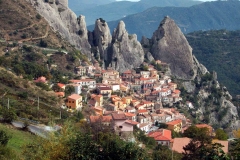 DOLOMITI LUCANE - l Parco copre una superficie di 27.027 ettari ricompresi nei confini dei comuni di Accettura, Calciano ed Oliveto Lucano in provincia di Matera, e Castelmezzano e Pietrapertosa in provincia di Potenza. Il Parco offre delle bellissime esperienze turistiche alla scoperta della natura. Nell'area sono presenti diversi Centri Visita particolarmente e sono offerti i servizi per visite ed escursioni guidate. Sulle Dolomiti Lucane è possibile vivere l’emozionante esperienza del Volo dell’Angelo.