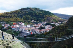 PONTE ALLA LUNA, SASSO DI CASTALDA - Il percorso dei ponti tibetani di Sasso di Castalda si sviluppa sulle sponde del “Fosso Arenazzo” che si apre proprio ai piedi del suggestivo centro storico. Attraverso le stradine del centro storico, si arriva al “Ponte Petracca” lungo 95 metri e sospeso a circa 30 metri di altezza. Percorrendo, invece,  il sentiero lungo la sponda del Fosso si supera la cappella votiva "Madonna delle Grazie" per giungere in 10 minuti alla partenza dell’impressionante “Ponte alla Luna”.