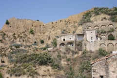 TURSI E LA RABANA - L’antico quartiere è la testimonianza di quello che fu il primo nucleo abitativo della città di Tursi. Nel V secolo d.c. i goti costruirono il Castello attorno al quale sorsero le prime case. L’area è circondata da ogni lato da burroni che il poeta Albino Pierro definì Jaramme.  La Chiesa di Santa Maria Maggiore in Rabatana risale al X - XI secolo. Da Piazza Maria SS. di Anglona, a 346 metri di altezza, si scorgono i resti dell’antico castello gotico