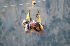 IL VOLO DELL'ANGELO - Emozioni viste dall'alto. Nel cuore della Basilicata è possibile vivere l'emozione del volo lungo un cavo d'acciaio, ad un'altezza di 400 metri, sospeso tra le vette di Castelmezzano e di Pietrapertosa. Emozioni uniche, attraverso le Dolomiti Lucane, per provare l'ebbrezza della velocità e guardare la natura che lo circonda, sfidando il vento e la maestosità delle montagne.