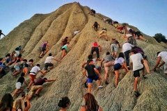 ALIANO: “LA LUNA E I CALANCHI” - Il festival della paesologia nell’incanto “lunare”. Una vera e propria comunità culturale è quella che si insedia ad Aliano in occasione del festival estivo “La Luna e i Calanchi” diretto dal paesologo, Franco Arminio. Per tutta la durata dell’iniziativa pittori, musicisti, fotografi, scrittori e registi si recano ad Aliano per lasciare traccia del loro passaggio  coinvolgendo i residenti  e i numerosi visitatori che ogni anno scelgono Aliano, città che ha ospitato Carlo Levi , autore del celebre “Cristo si è fermato a Eboli”, nel corso del suo confino.