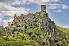 CRACO , LA CITTA' FANTASMA - Nota nel mondo per essere una delle Ghost Town più apprezzate e che attraggono l’interesse dei turisti. Negli anni 60, una frana ha costretto gli abitanti a trasferirsi a valle, così il suggestivo centro storico è rimasto disabitato. Sono stati in seguito individuati percorsi “in sicurezza”, pertanto la città vecchia è stata aperta alle visite. Inoltre, Craco continua ad ospitare numerosi set cinematografici. Gli scenari in cui è possibile calarsi durante il percorso mettono insieme sensazioni che sono allo stesso tempo spettrali e suggestive. Una tappa quindi all’insegna della magia e dello stupore.