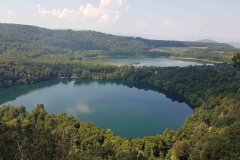 LAGHI DI MONTICCHIO - Gli appassionati di trekking a piedi e a cavallo, ma anche di percorsi in bici, possono soddisfare in pieno le proprie emozioni in questo paradiso ricco di boschi, coste verdeggianti, altopiani sconfinati e sentieri che conducono verso paesaggi da fiaba. Nell’incantevole scenario del Vulture, in un verdeggiante spazio naturale, si inseriscono i due Laghi di Monticchio, uno più grande, l’altro più piccolo e Riserva Regionale.