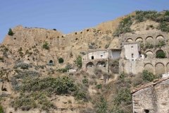 TURSI E LA RABANA - L’antico quartiere è la testimonianza di quello che fu il primo nucleo abitativo della città di Tursi. Nel V secolo d.c. i goti costruirono il Castello attorno al quale sorsero le prime case. L’area è circondata da ogni lato da burroni che il poeta Albino Pierro definì Jaramme.  La Chiesa di Santa Maria Maggiore in Rabatana risale al X - XI secolo. Da Piazza Maria SS. di Anglona, a 346 metri di altezza, si scorgono i resti dell’antico castello gotico