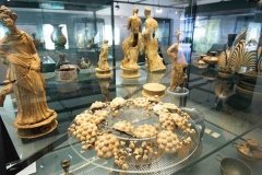 MUSEO NAZIONALE DELLA SIRITIDE, POLICORO - Il Museo Nazionale della Siritide di Policoro sorge nelle vicinanze dell'antica Siris-Herakleia. È dedicato alle colonie greche di Siris (VII-VI secolo a.C.) e di Herakleia (V secolo a.C.-I/IIsecolo d.C.) e al mondo italico delle vallate dell'Agri e del Sinni. Attraverso un'esposizione basata su criteri cronologici e topografici, sono documentati i diversi aspetti delle due successive colonie greche, come la vita civile, economica e religiosa, l'artigianato. I reperti archeologici provengono sia degli abitati sia delle relative necropoli, come la cosiddetta "Tomba di Policoro".