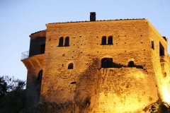 VALSINNI E IL PARCO LETTERARIO DI ISABELLA MORRA - Dai versi della poetessa Isabella Morra prende forma il viaggio denso di magia e poesia nel Borgo Medievale di Valsinni: visite guidate nel Castello, percorso teatralizzato con abiti tipici, rappresentazioni teatrali e menestrelli. Il Parco Letterario intitolato alla poetessa vive 365 giorni all’anno, intensificando la sua attività di altissima qualità culturale nel periodo estivo con l’ampio calendario di eventi che mettono al centro la poesia di Isabella Morra che visse lontana dal padre, esule a Parigi dopo la vittoria di Carlo V contro Francesco I, e fu costretta a vivere in un ambiente che sentiva estraneo alla sua sensibilità di donna e di poetessa. Il Parco letterario di Isabella Morra si trova a circa 30 chilometri dall’Heraclea Hotel Residence.